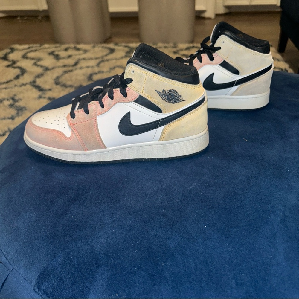 Nike Air Jordan 1 Mid GS Flight Club Magic Ember Sundial Pink Peach DX4365-800
